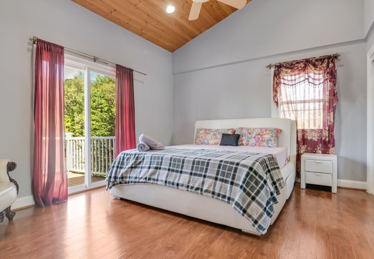 House in Pocono Lake -  Luxury Lake Front Camelot Villa