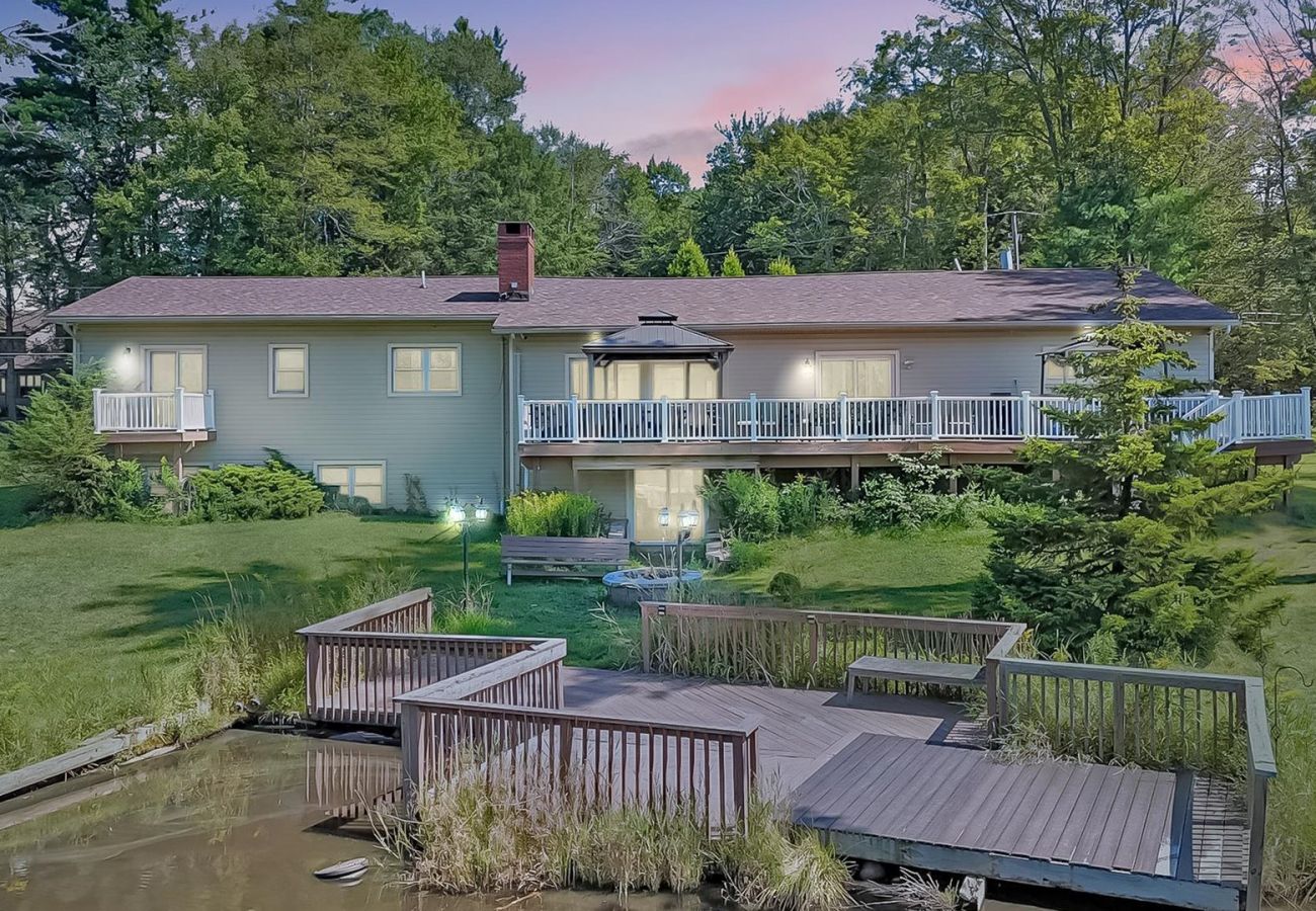 House in Pocono Lake -  Luxury Lake Front Camelot Villa