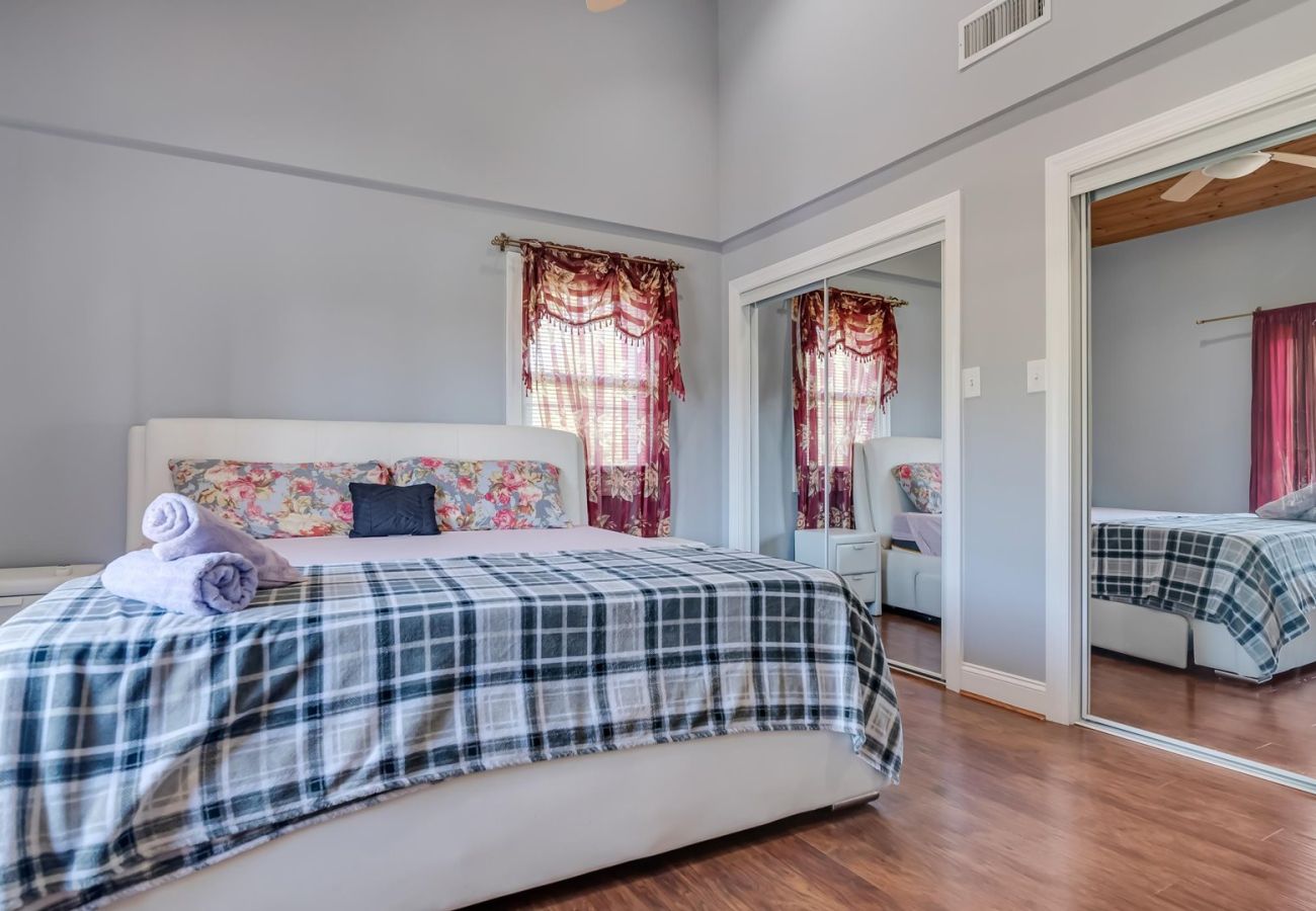 House in Pocono Lake -  Luxury Lake Front Camelot Villa