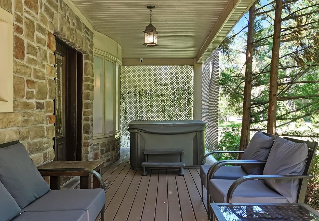 House in Pocono Lake -  Luxury Lake Front Camelot Villa