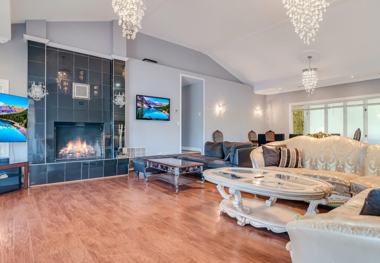 House in Pocono Lake -  Luxury Lake Front Camelot Villa
