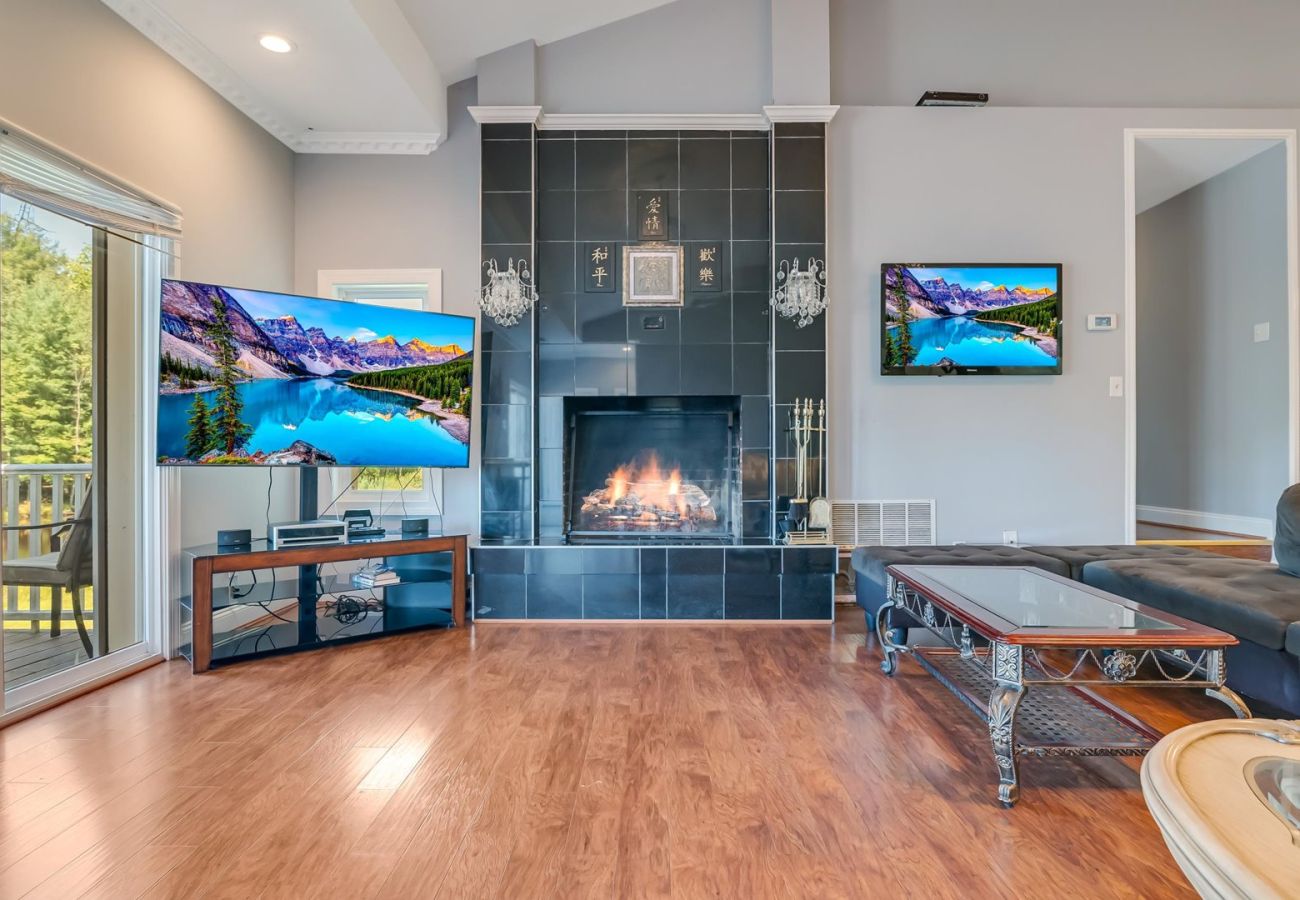 House in Pocono Lake -  Luxury Lake Front Camelot Villa
