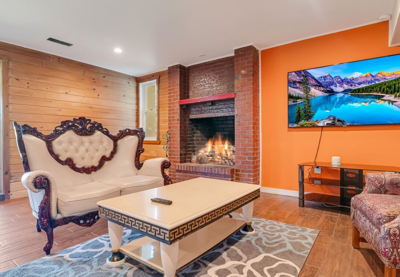 House in Pocono Lake -  Luxury Lake Front Camelot Villa