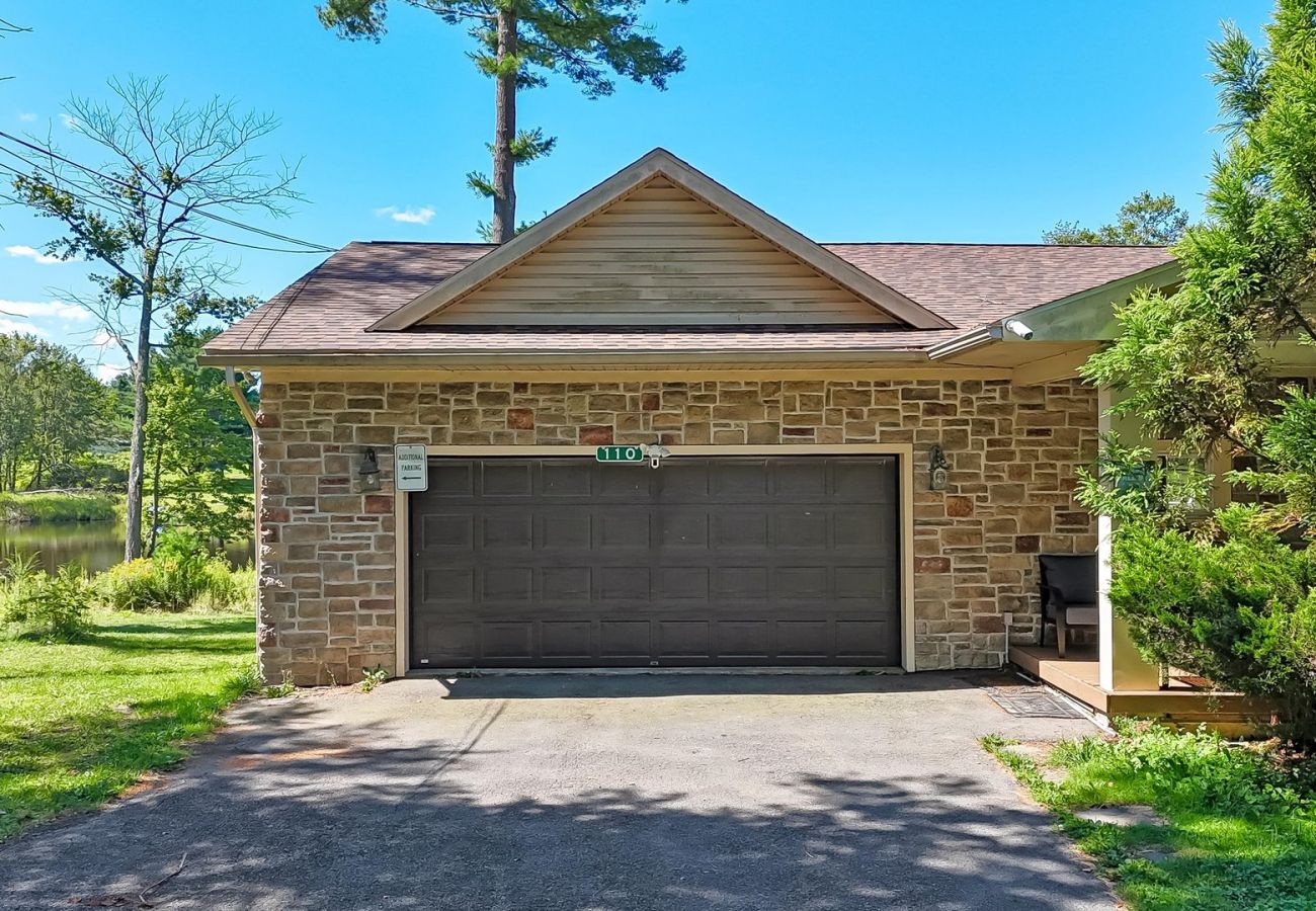 House in Pocono Lake -  Luxury Lake Front Camelot Villa