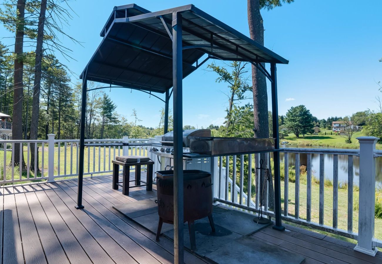 House in Pocono Lake -  Luxury Lake Front Camelot Villa