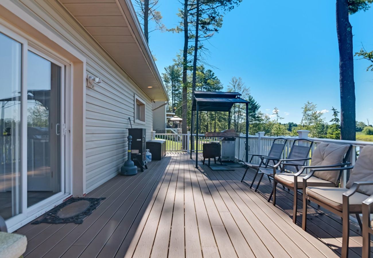 House in Pocono Lake -  Luxury Lake Front Camelot Villa