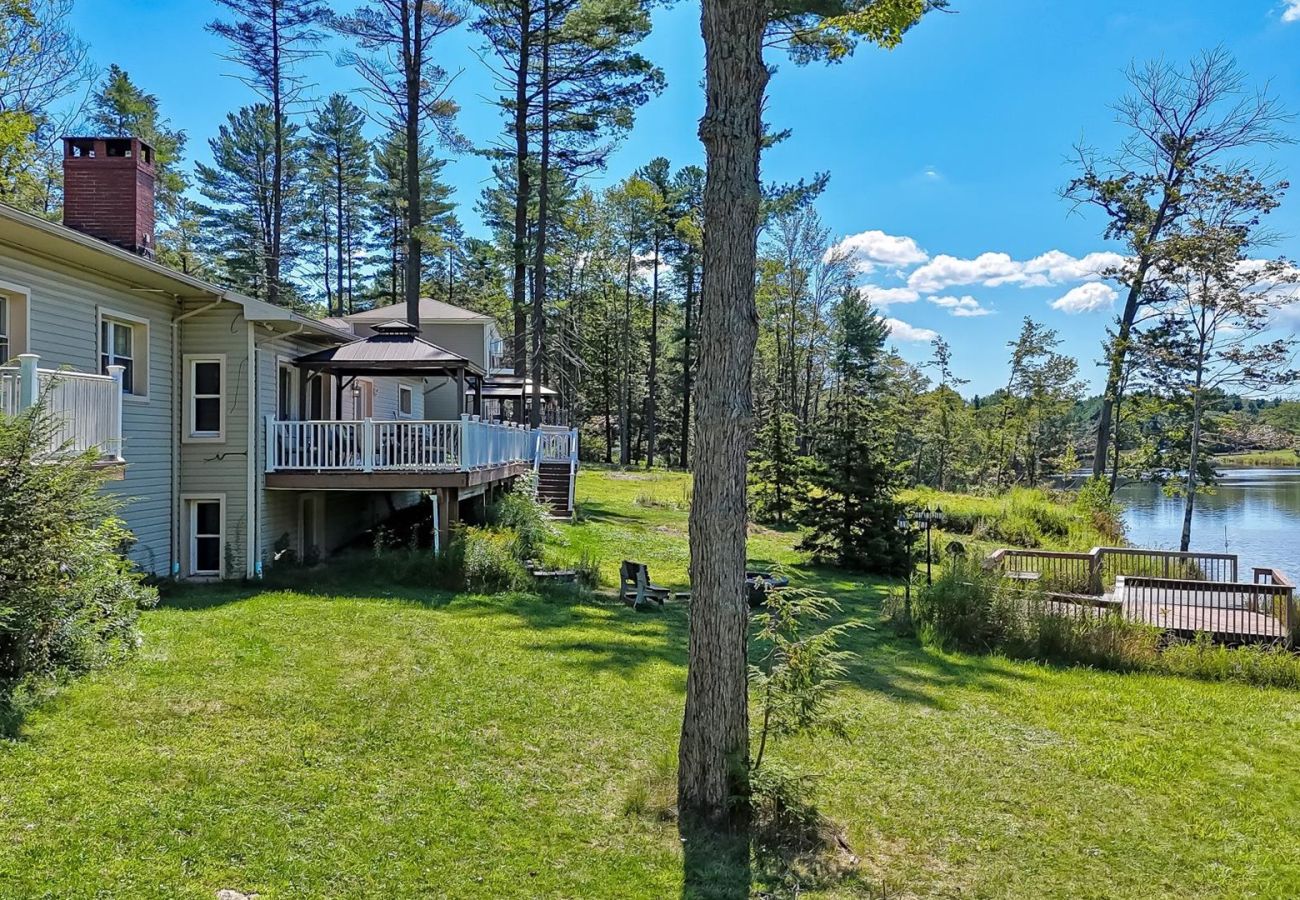 House in Pocono Lake -  Luxury Lake Front Camelot Villa