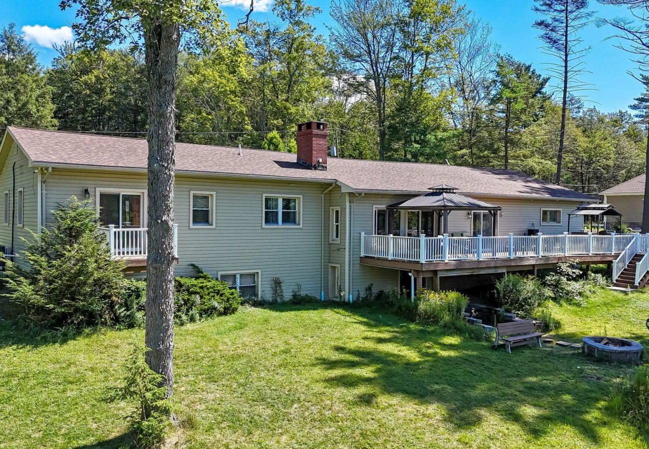 House in Pocono Lake -  Luxury Lake Front Camelot Villa