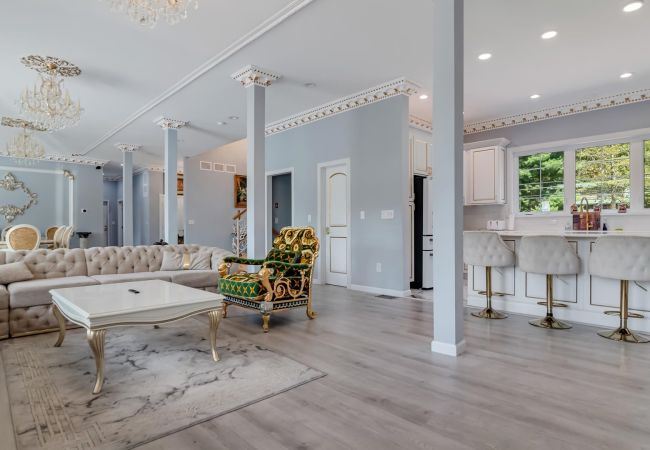 House in Blakeslee - Frontlake Luxury Pocono Mansion   House in Blakeslee - Frontlake Luxury Pocono Mansion