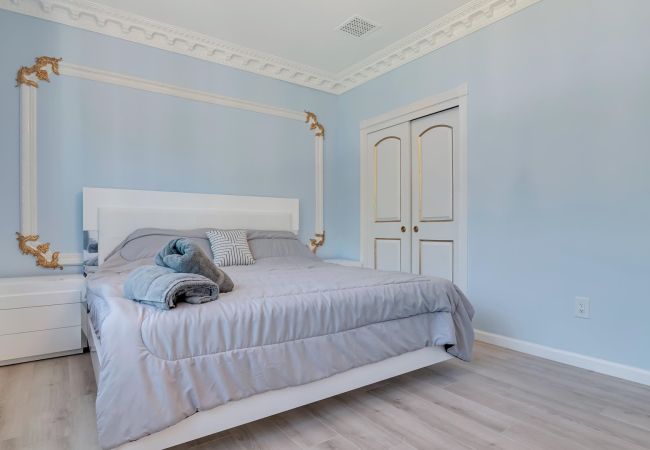 House in Blakeslee - Frontlake Luxury Pocono Mansion   House in Blakeslee - Frontlake Luxury Pocono Mansion