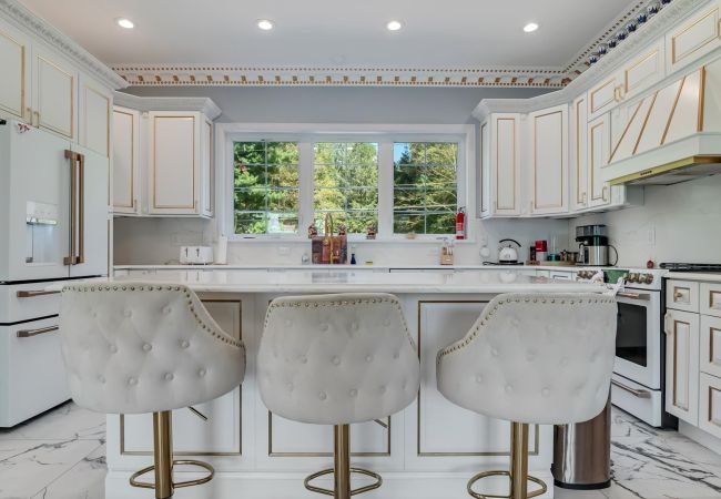 House in Blakeslee - Frontlake Luxury Pocono Mansion   House in Blakeslee - Frontlake Luxury Pocono Mansion