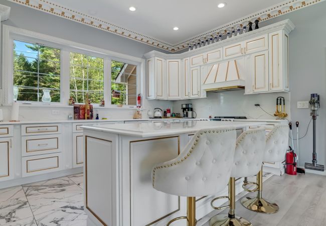 House in Blakeslee - Frontlake Luxury Pocono Mansion   House in Blakeslee - Frontlake Luxury Pocono Mansion