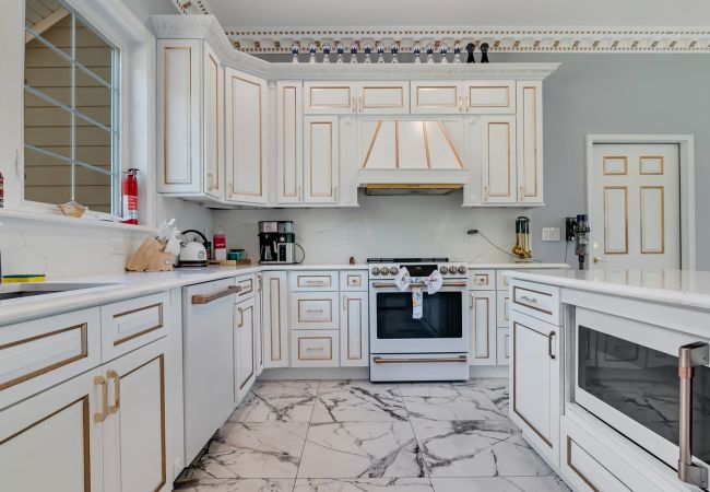 House in Blakeslee - Frontlake Luxury Pocono Mansion   House in Blakeslee - Frontlake Luxury Pocono Mansion