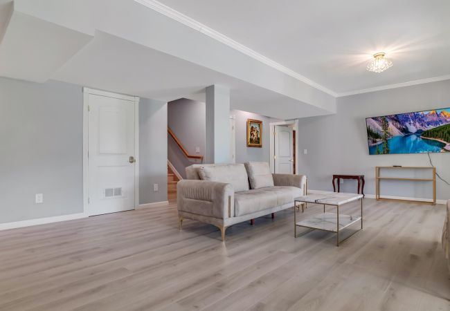 House in Blakeslee - Frontlake Luxury Pocono Mansion   House in Blakeslee - Frontlake Luxury Pocono Mansion