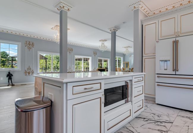 House in Blakeslee - Frontlake Luxury Pocono Mansion   House in Blakeslee - Frontlake Luxury Pocono Mansion