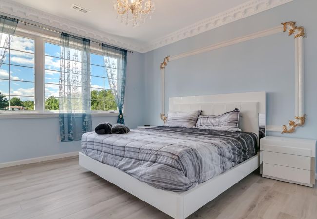 House in Blakeslee - Frontlake Luxury Pocono Mansion   House in Blakeslee - Frontlake Luxury Pocono Mansion