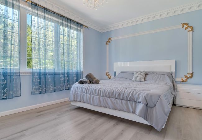 House in Blakeslee - Frontlake Luxury Pocono Mansion   House in Blakeslee - Frontlake Luxury Pocono Mansion