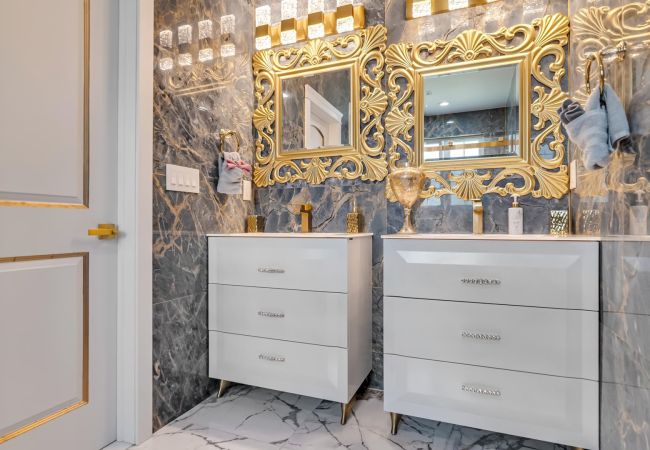 House in Blakeslee - Frontlake Luxury Pocono Mansion   House in Blakeslee - Frontlake Luxury Pocono Mansion