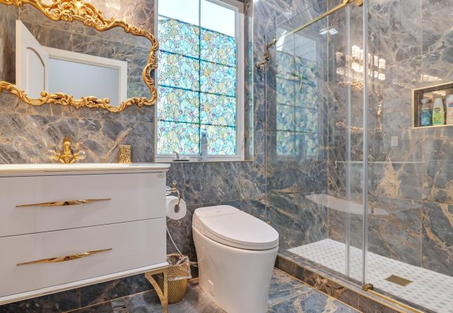 House in Blakeslee - Frontlake Luxury Pocono Mansion   House in Blakeslee - Frontlake Luxury Pocono Mansion