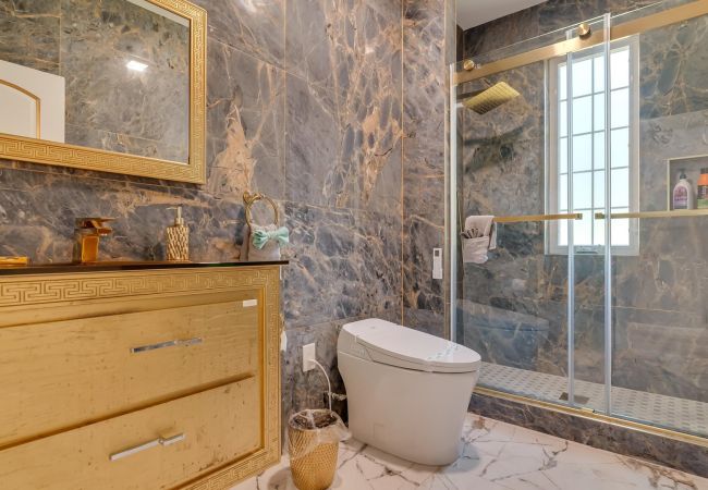 House in Blakeslee - Frontlake Luxury Pocono Mansion   House in Blakeslee - Frontlake Luxury Pocono Mansion