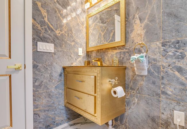 House in Blakeslee - Frontlake Luxury Pocono Mansion   House in Blakeslee - Frontlake Luxury Pocono Mansion