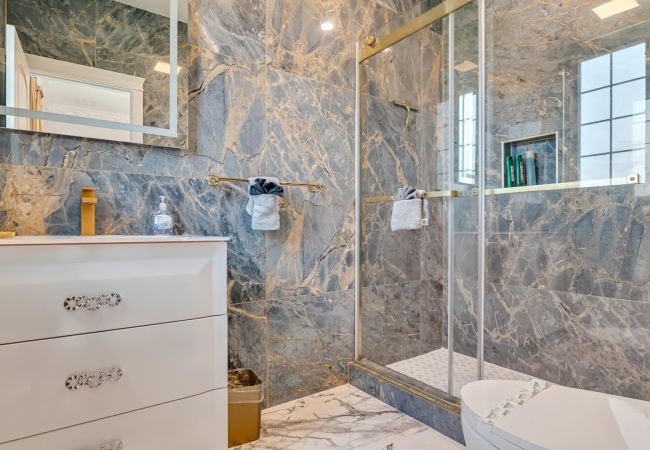 House in Blakeslee - Frontlake Luxury Pocono Mansion   House in Blakeslee - Frontlake Luxury Pocono Mansion