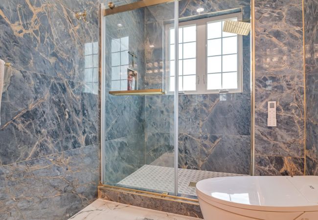 House in Blakeslee - Frontlake Luxury Pocono Mansion   House in Blakeslee - Frontlake Luxury Pocono Mansion