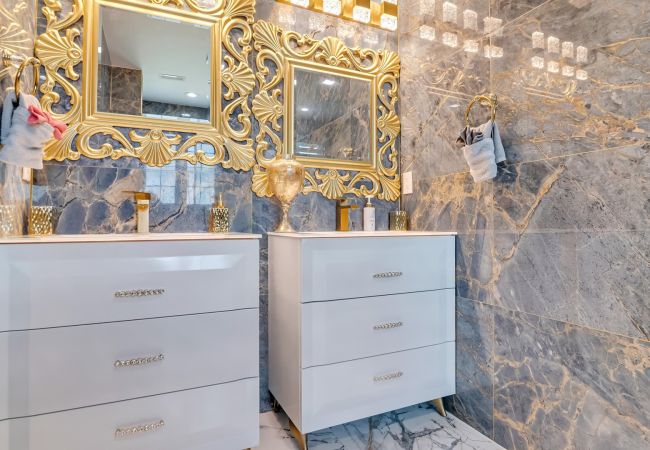 House in Blakeslee - Frontlake Luxury Pocono Mansion   House in Blakeslee - Frontlake Luxury Pocono Mansion