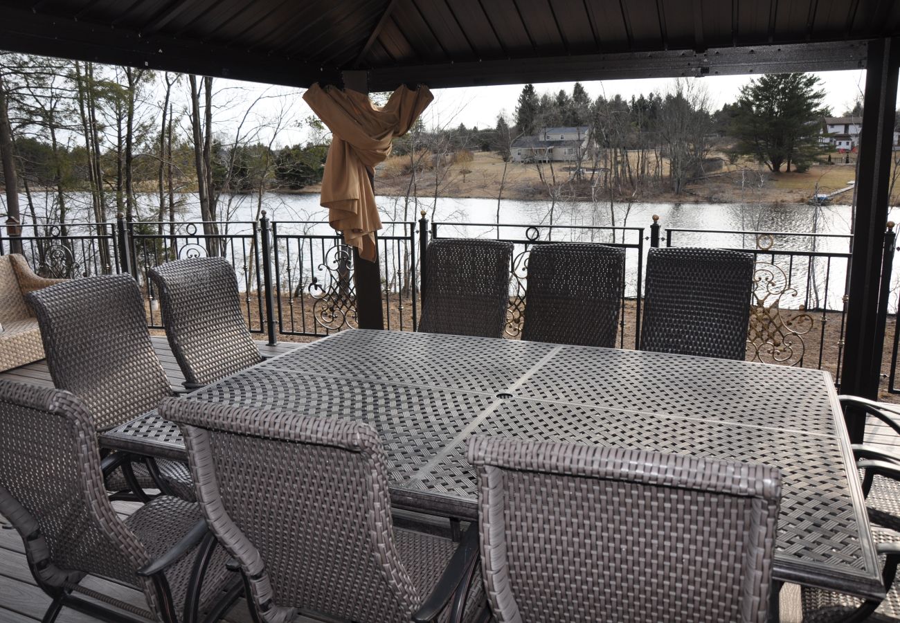 House in Blakeslee - Frontlake Luxury Pocono Mansion  