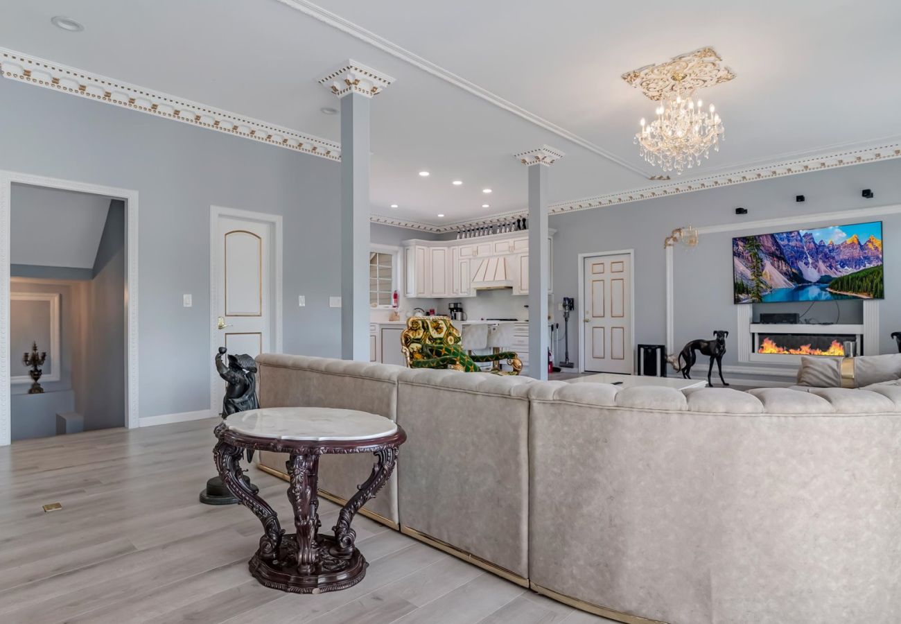 House in Blakeslee - Frontlake Luxury Pocono Mansion  