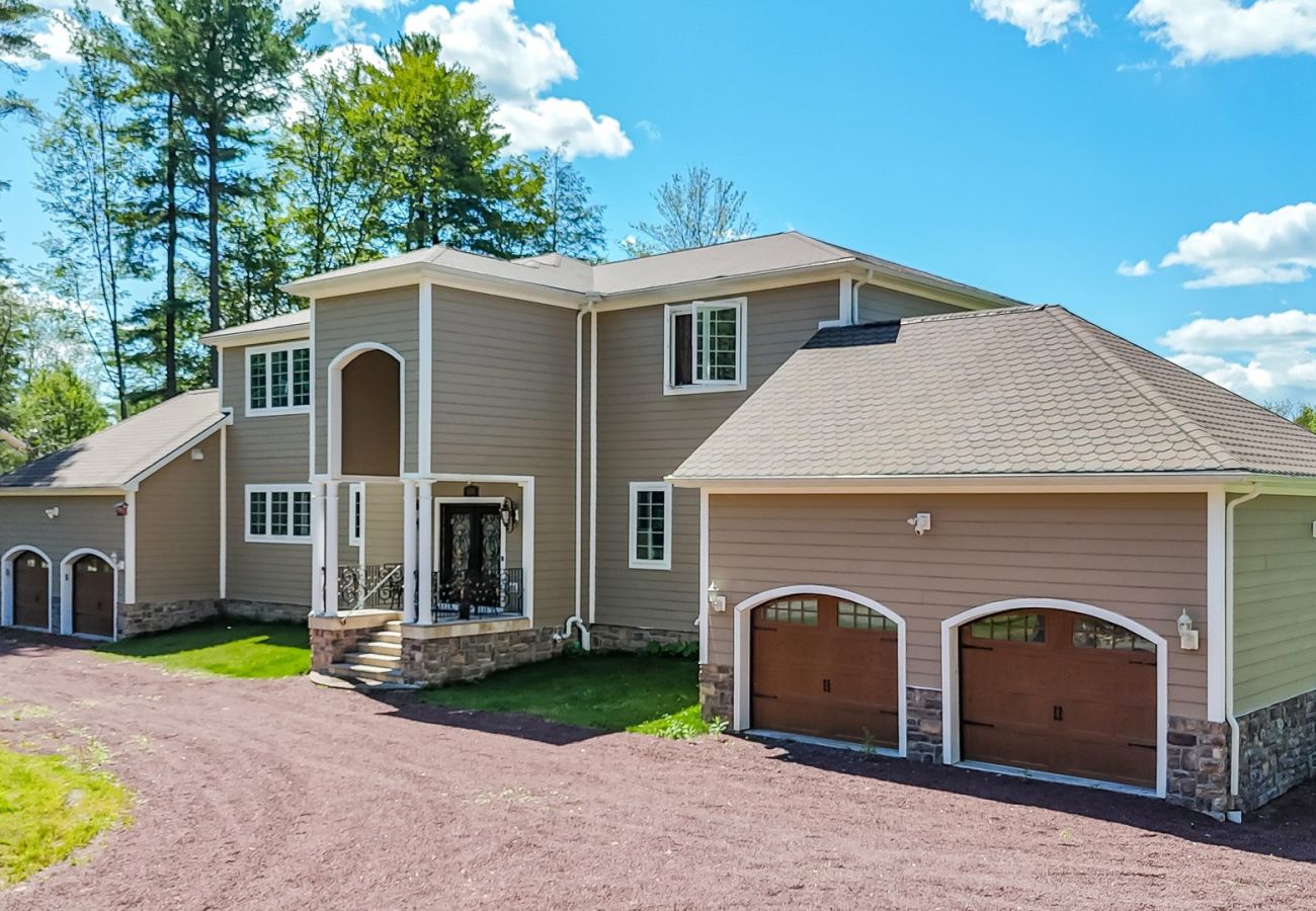 House in Blakeslee - Frontlake Luxury Pocono Mansion  