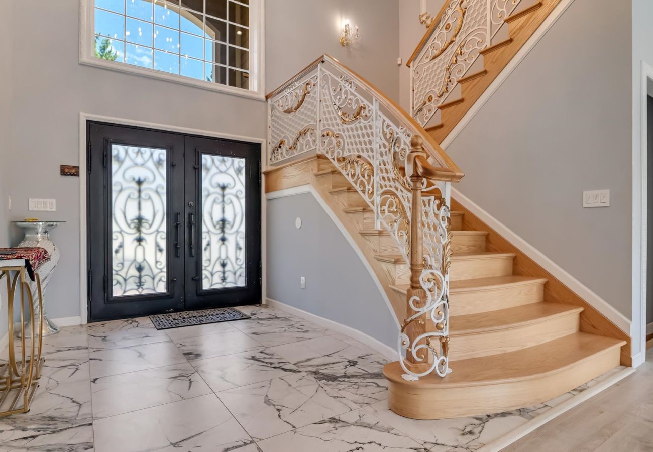 House in Blakeslee - Frontlake Luxury Pocono Mansion  
