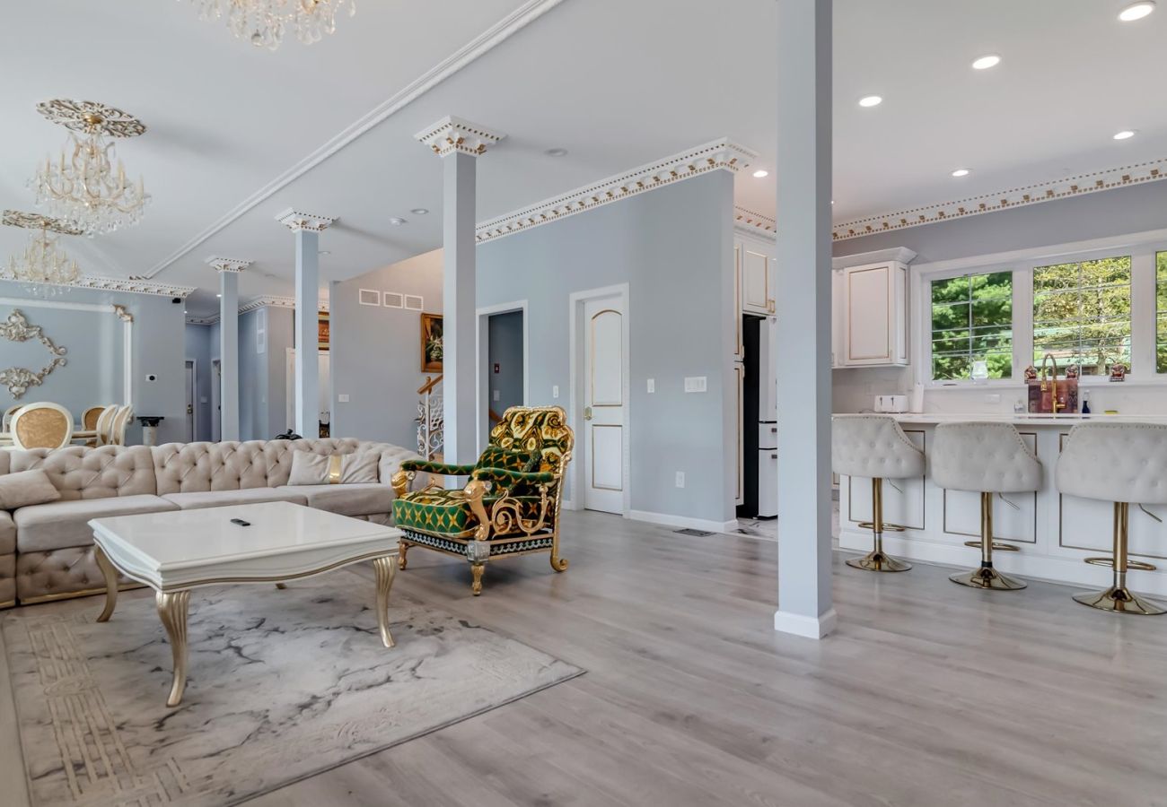 House in Blakeslee - Frontlake Luxury Pocono Mansion  