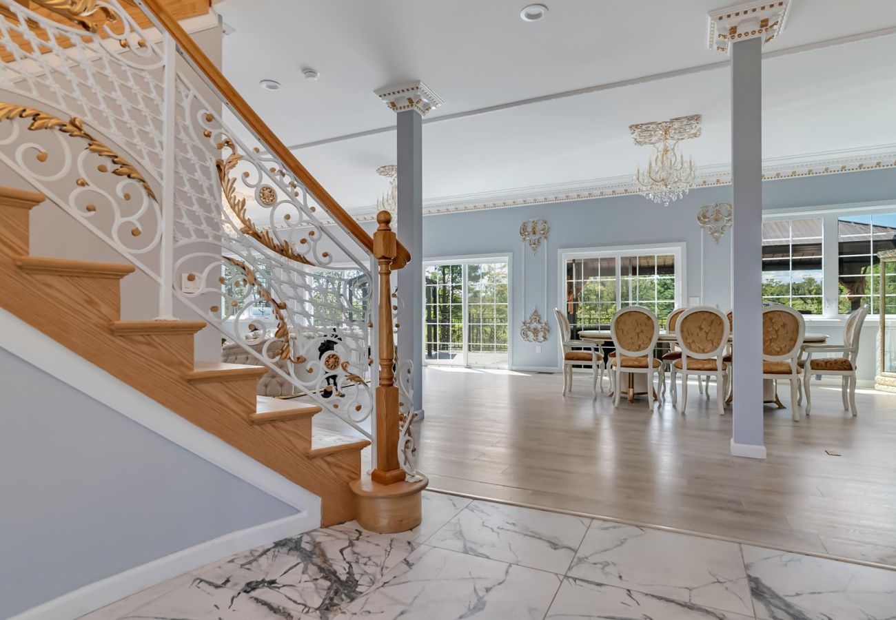 House in Blakeslee - Frontlake Luxury Pocono Mansion  