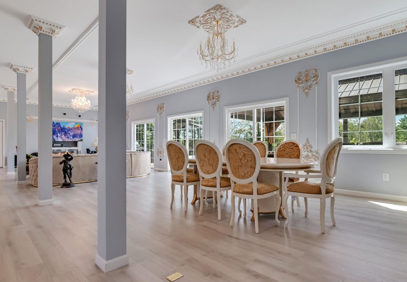 House in Blakeslee - Frontlake Luxury Pocono Mansion  
