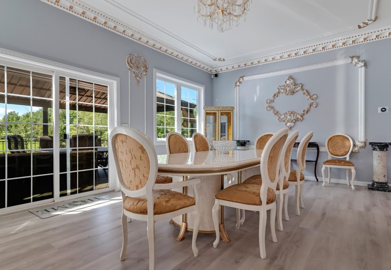 House in Blakeslee - Frontlake Luxury Pocono Mansion  