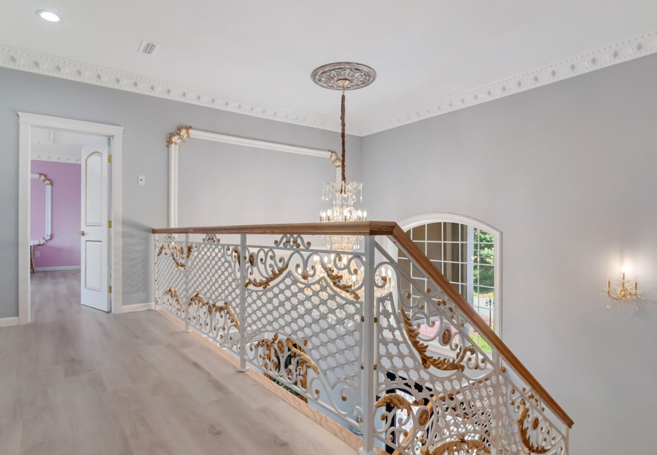 House in Blakeslee - Frontlake Luxury Pocono Mansion  