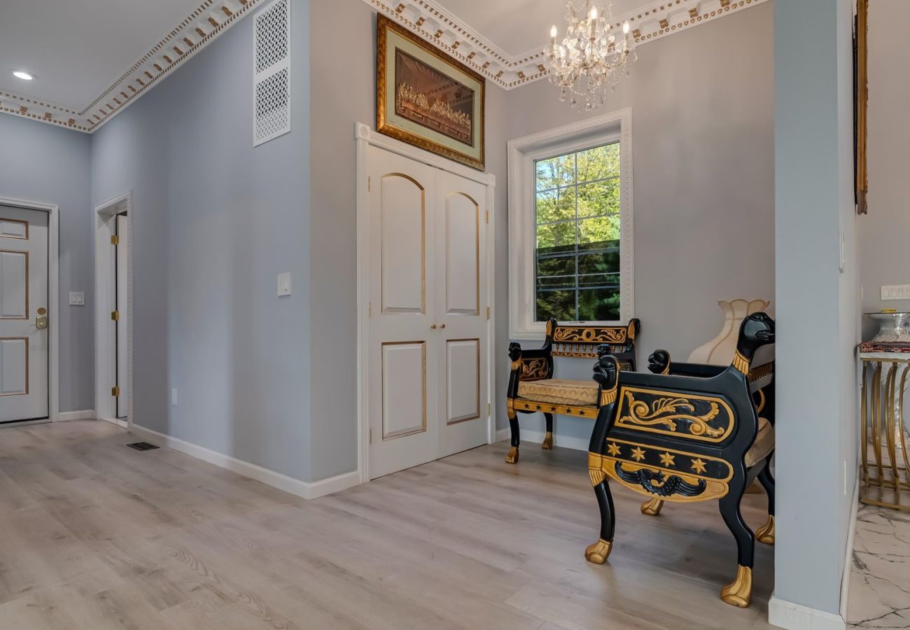 House in Blakeslee - Frontlake Luxury Pocono Mansion  
