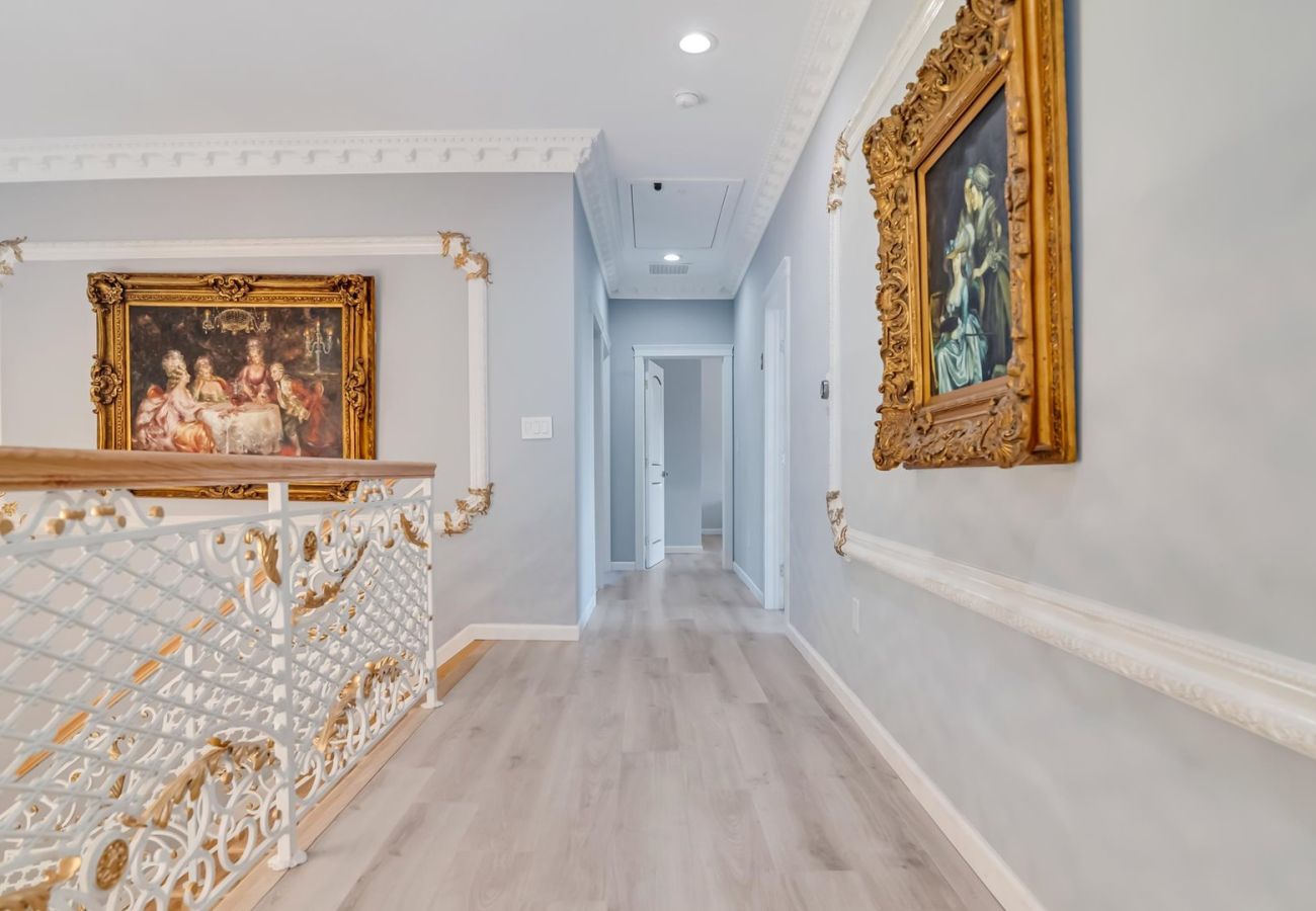 House in Blakeslee - Frontlake Luxury Pocono Mansion  