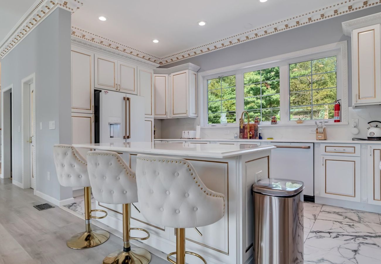 House in Blakeslee - Frontlake Luxury Pocono Mansion  