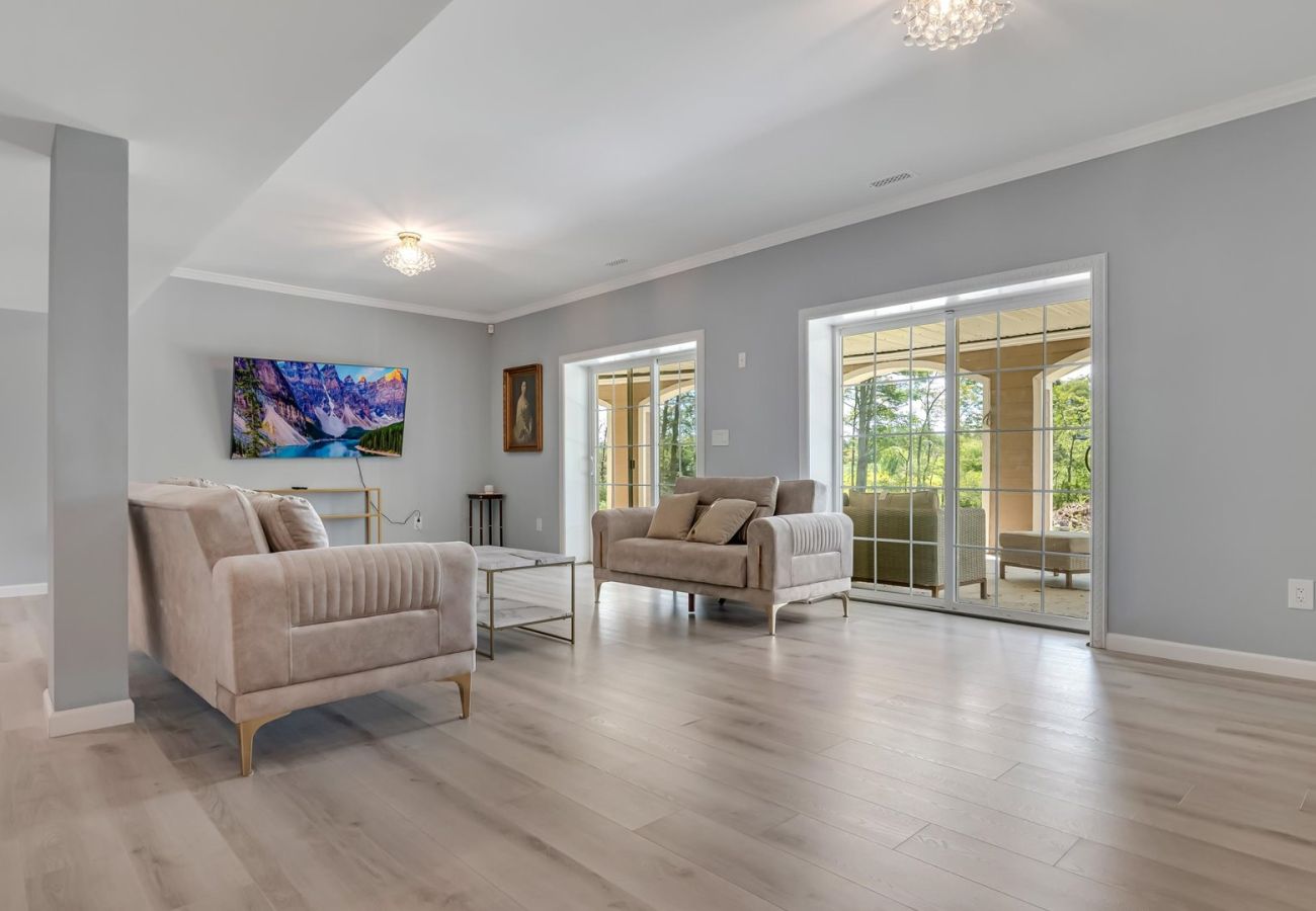 House in Blakeslee - Frontlake Luxury Pocono Mansion  