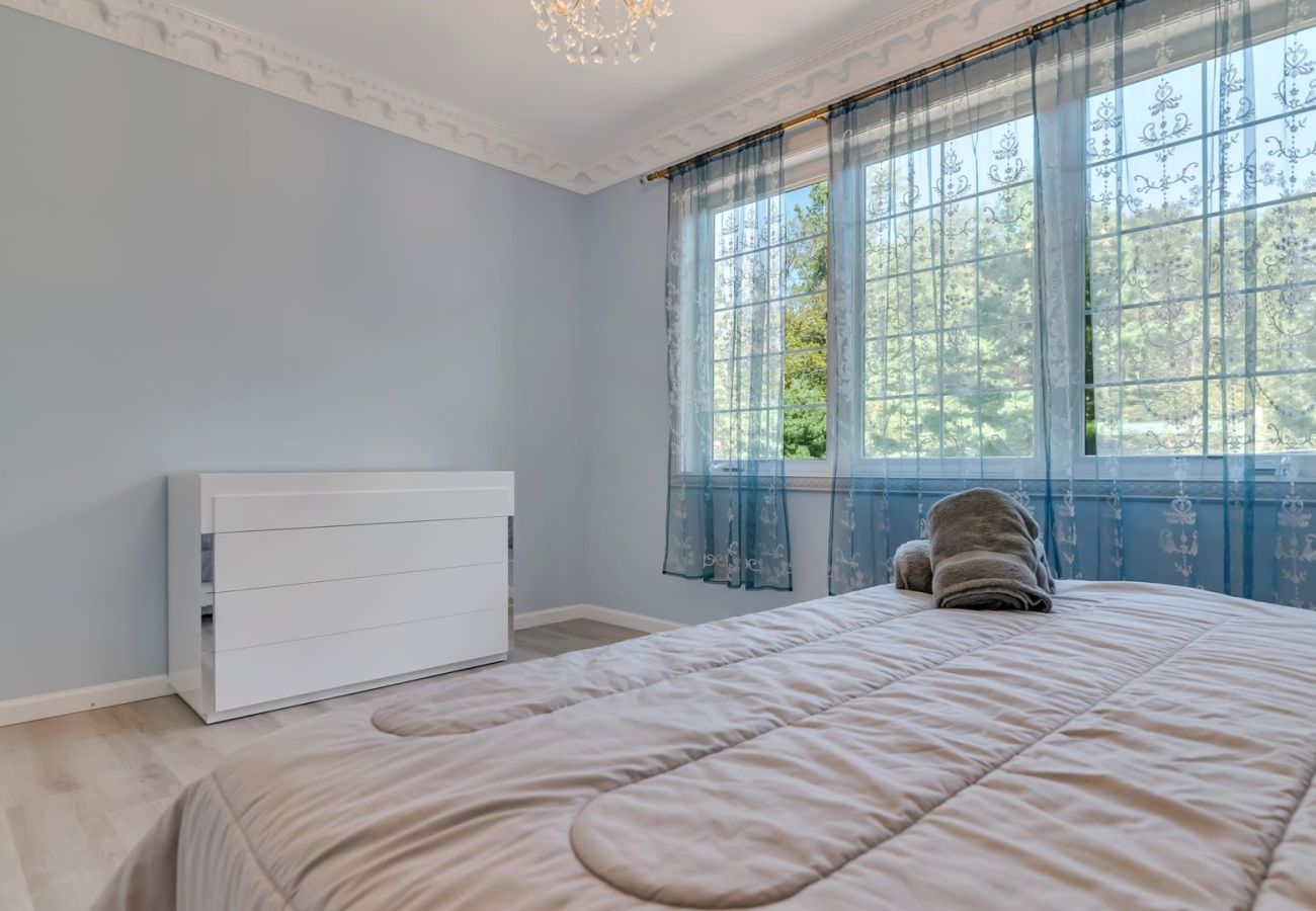 House in Blakeslee - Frontlake Luxury Pocono Mansion  