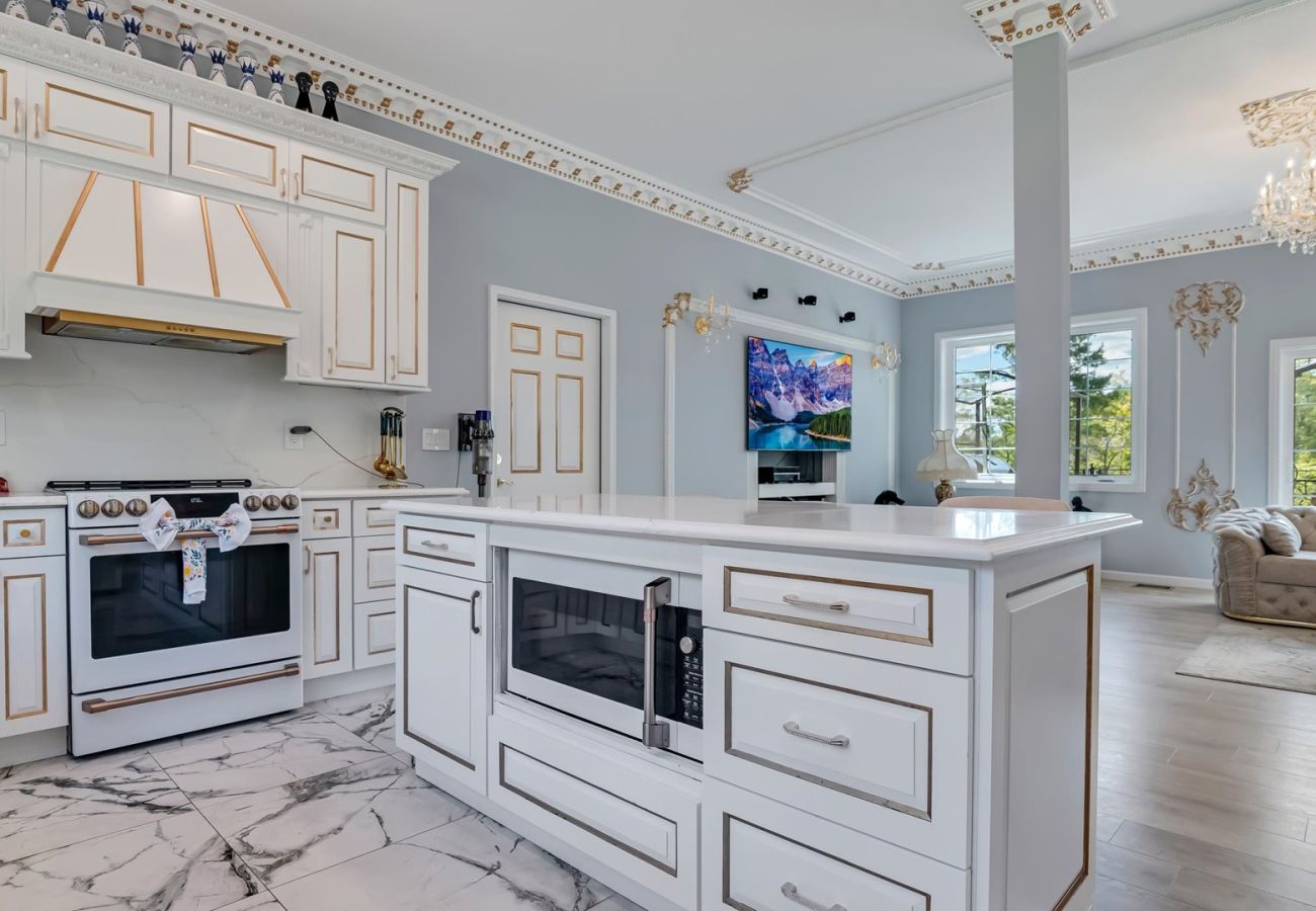 House in Blakeslee - Frontlake Luxury Pocono Mansion  