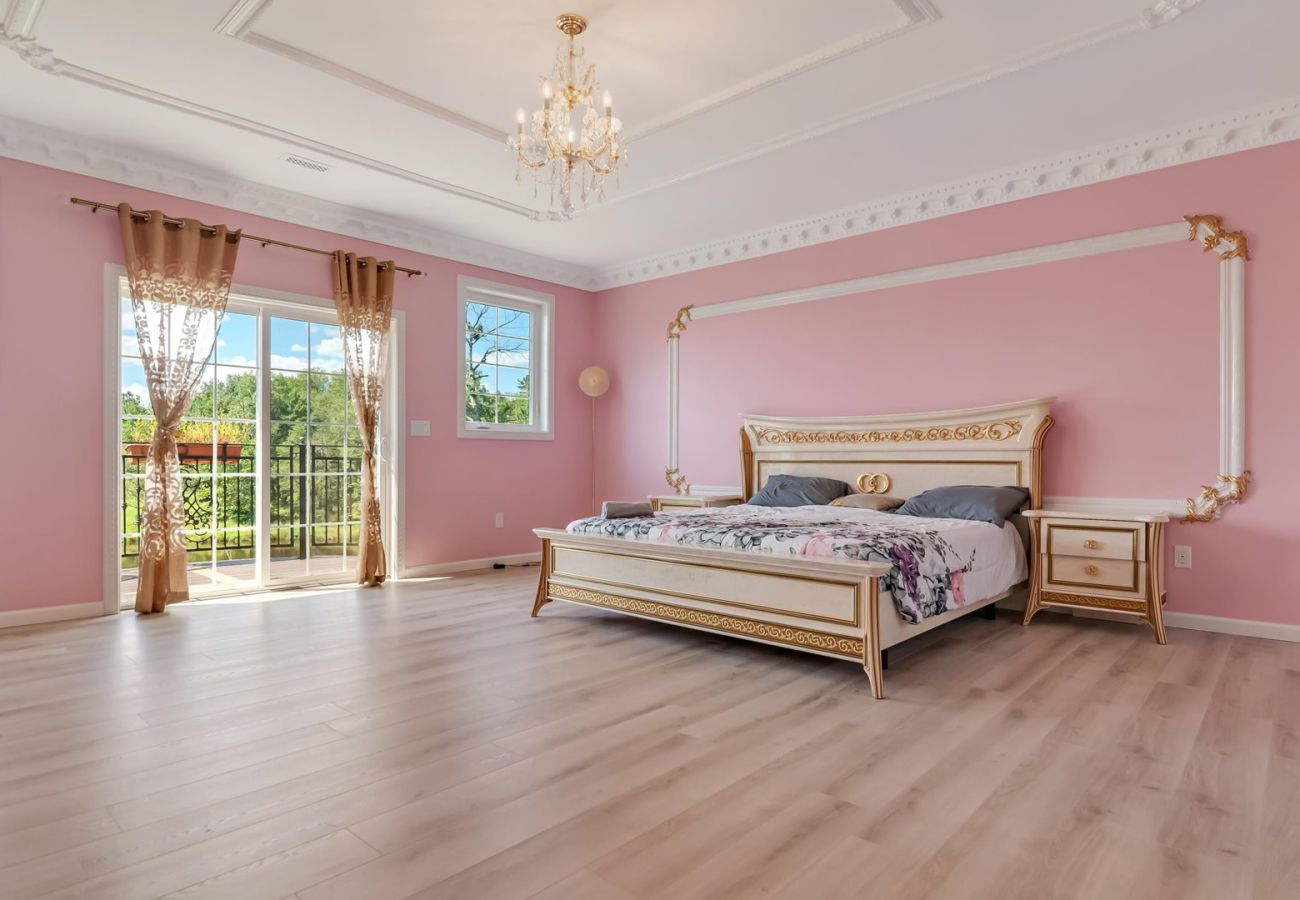 House in Blakeslee - Frontlake Luxury Pocono Mansion  