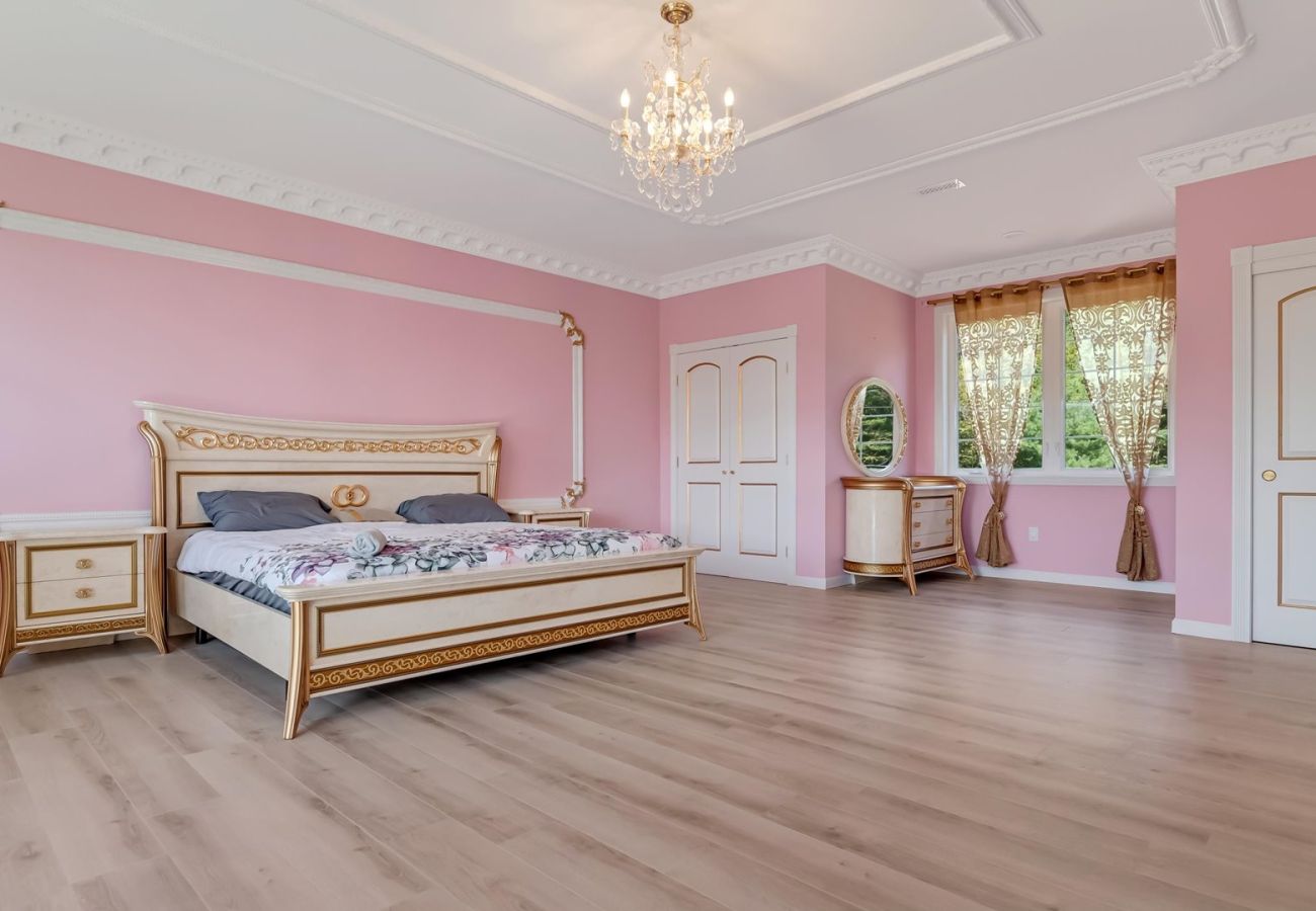 House in Blakeslee - Frontlake Luxury Pocono Mansion  