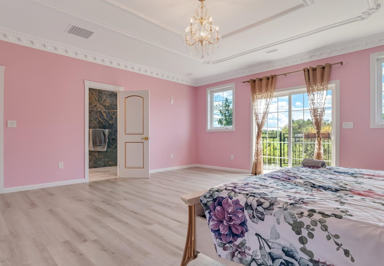 House in Blakeslee - Frontlake Luxury Pocono Mansion  
