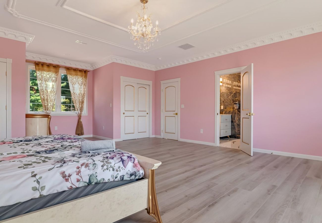 House in Blakeslee - Frontlake Luxury Pocono Mansion  