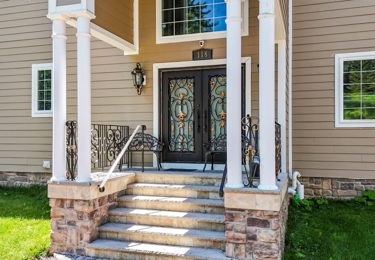 House in Blakeslee - Frontlake Luxury Pocono Mansion  
