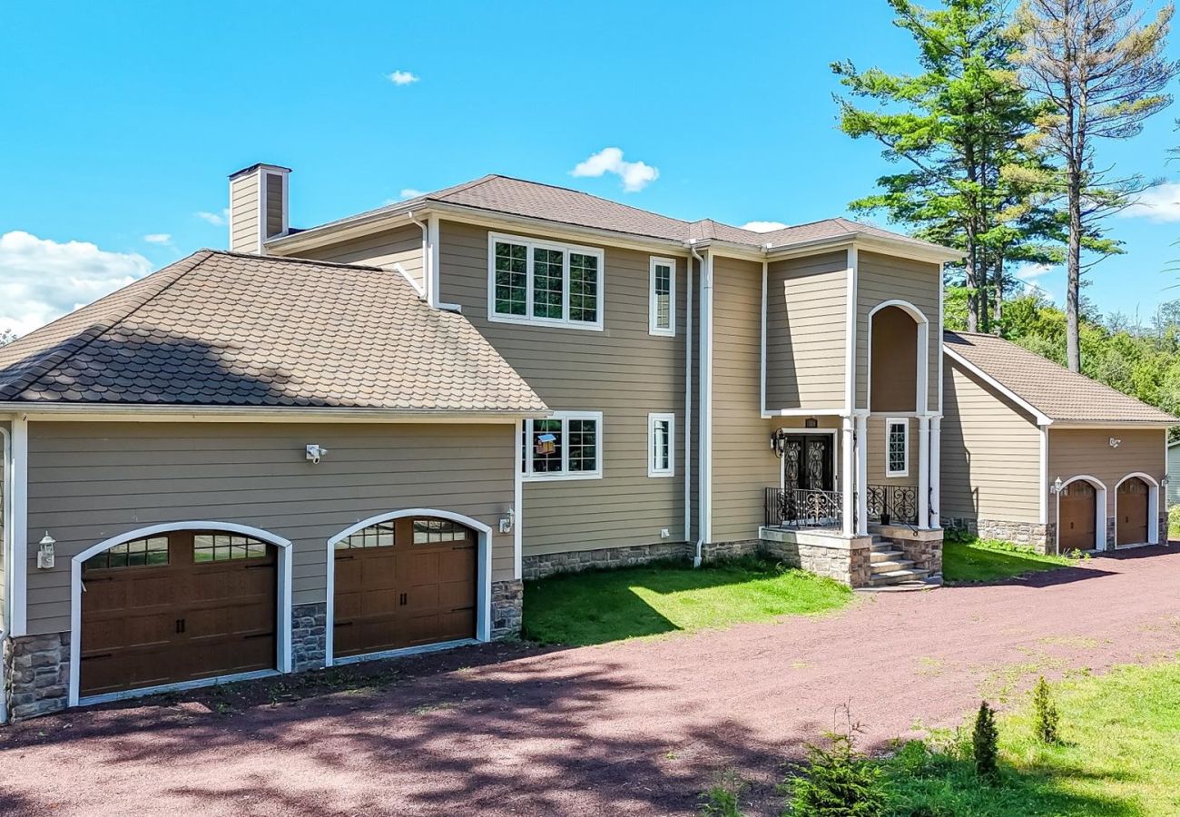 House in Blakeslee - Frontlake Luxury Pocono Mansion  