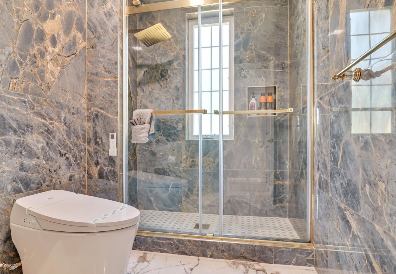 House in Blakeslee - Frontlake Luxury Pocono Mansion  